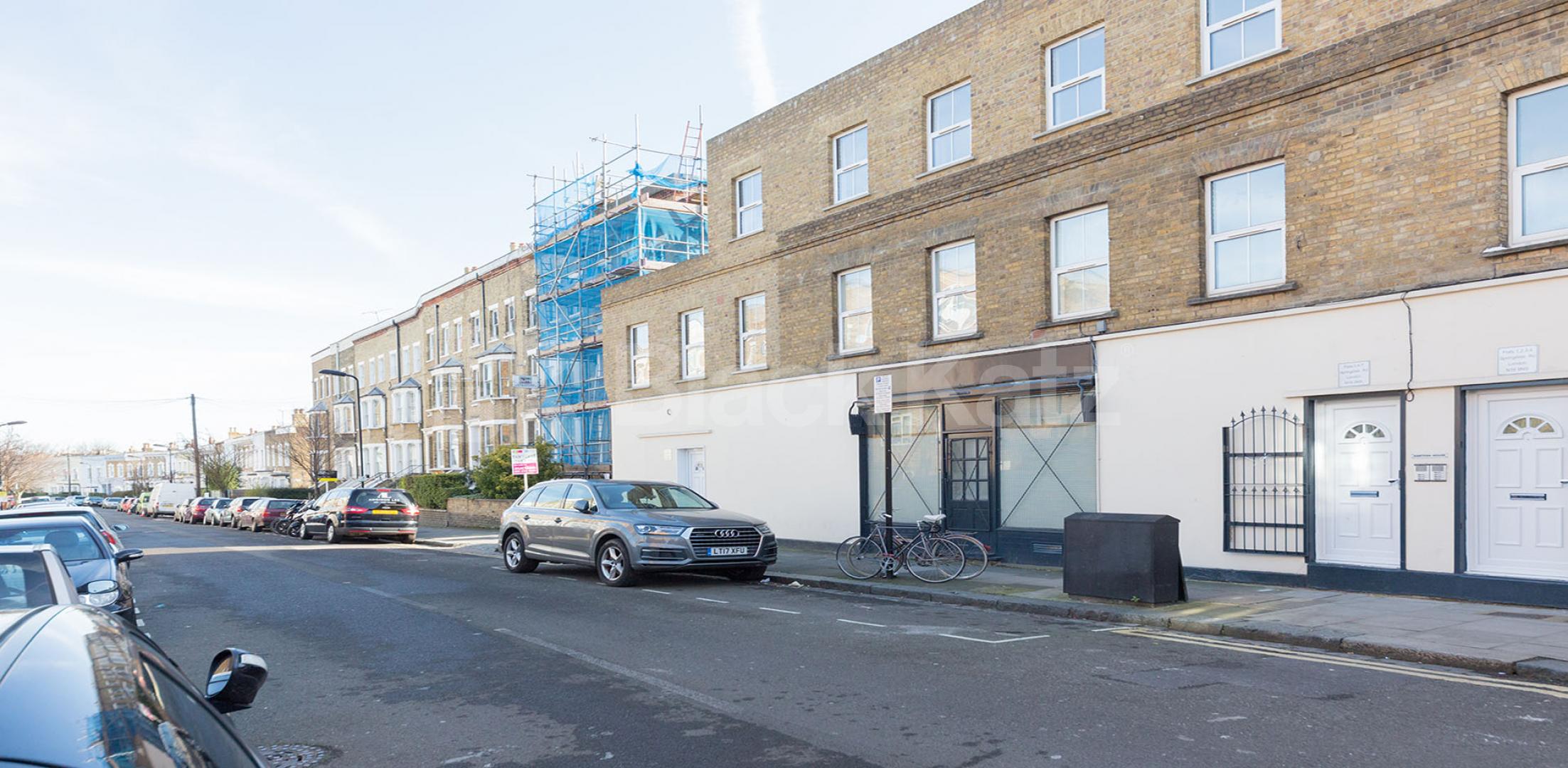 			STUNNING SPACIOUS SPLIT LEVEL 3 BEDROOM FLAT, 3 Bedroom, 1 bath, 1 reception Flat			 Springdale Road N16, NEWINGTON GREEN-STOKE NEWINGTON